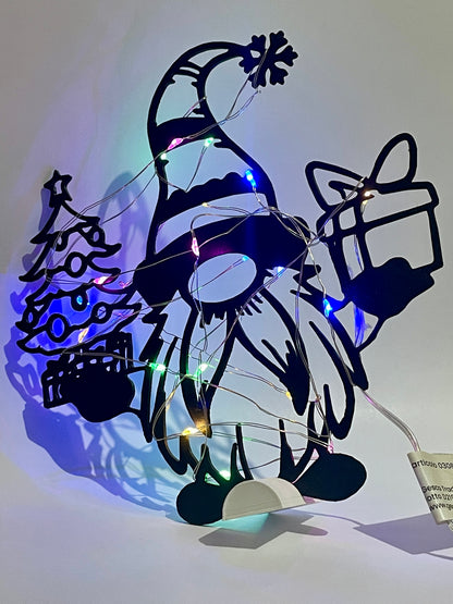 Gnomo Natalizio con LED o Senza LED – Decorazione Natalizia da Tavolo | Gnomo di Natale 3D con Albero e Regalo | Idea Regalo Natale