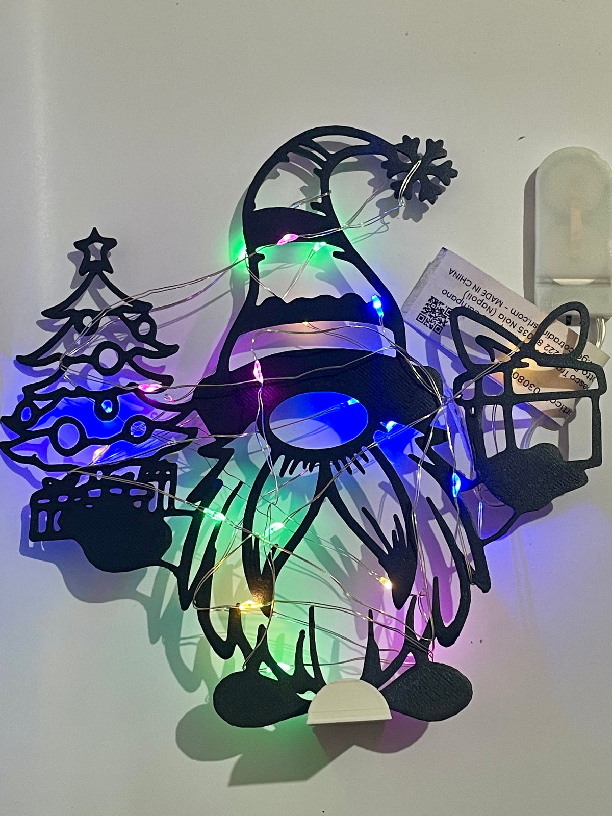 Gnomo Natalizio con LED o Senza LED – Decorazione Natalizia da Tavolo | Gnomo di Natale 3D con Albero e Regalo | Idea Regalo Natale