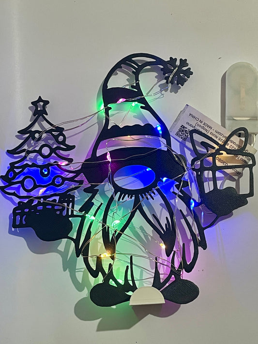 Gnomo Natalizio con LED o Senza LED – Decorazione Natalizia da Tavolo | Gnomo di Natale 3D con Albero e Regalo | Idea Regalo Natale